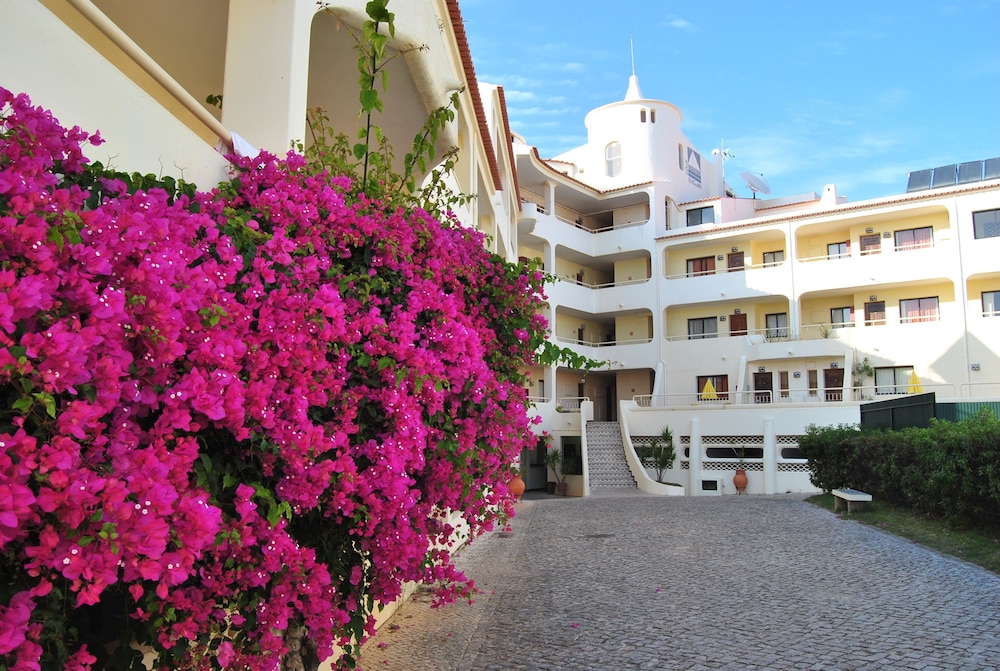 Hotel Apartamentos Olhos do Mar - Image 1