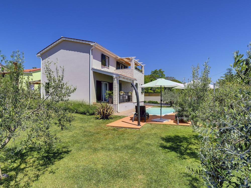 Superb Modern Villa With Pool, Large Fenced Yard Near the Beach view 4