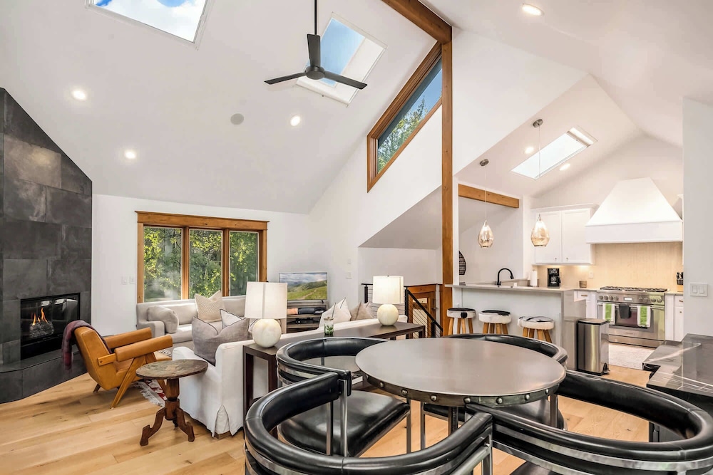 Evergreen Escape Home for 12
