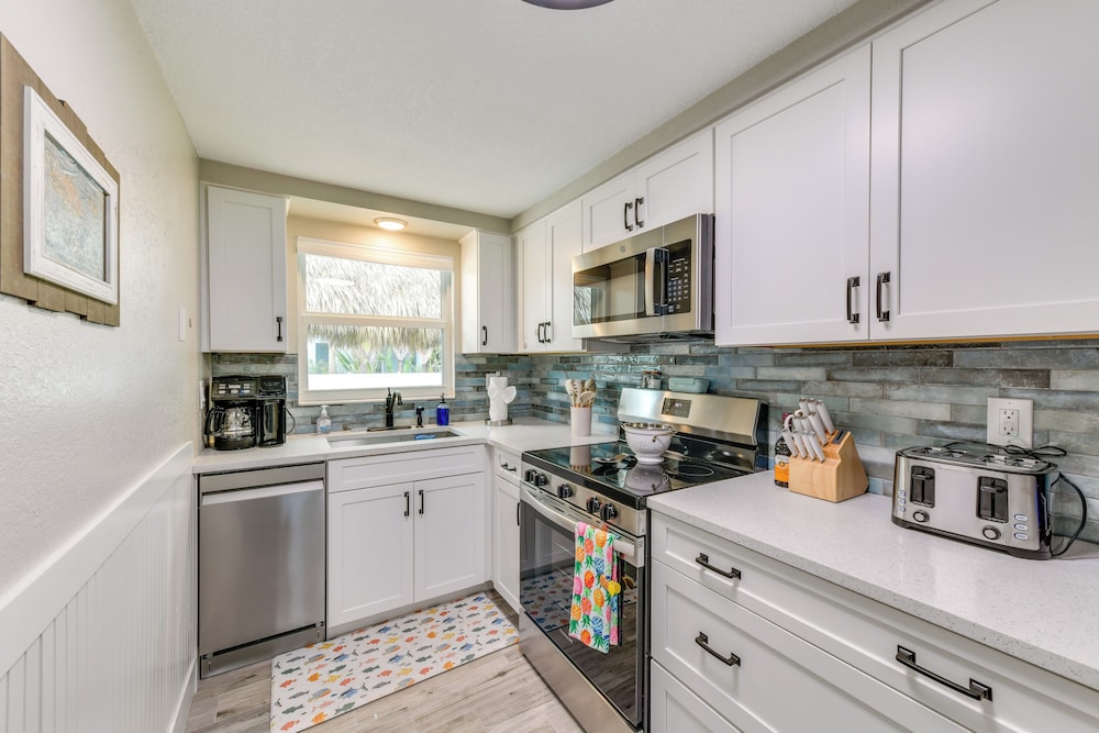 2 Blocks to Beach: Tropical Retreat in Anna Maria
