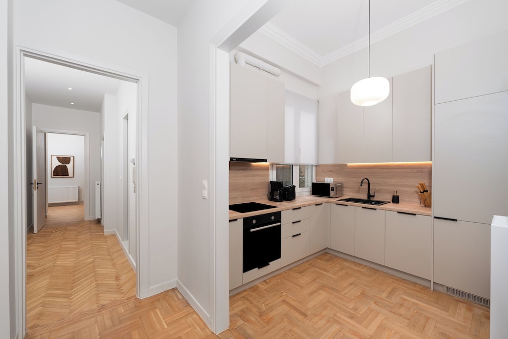 Spacious & Stylish Athens Apartment - Walk To Metro