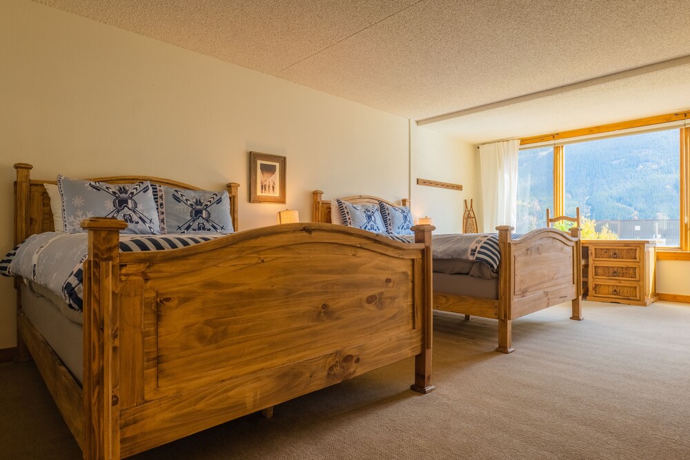 Comfortable Cozy Condo - Short Walk to American Eagle Lift - SH402 by RedAwning