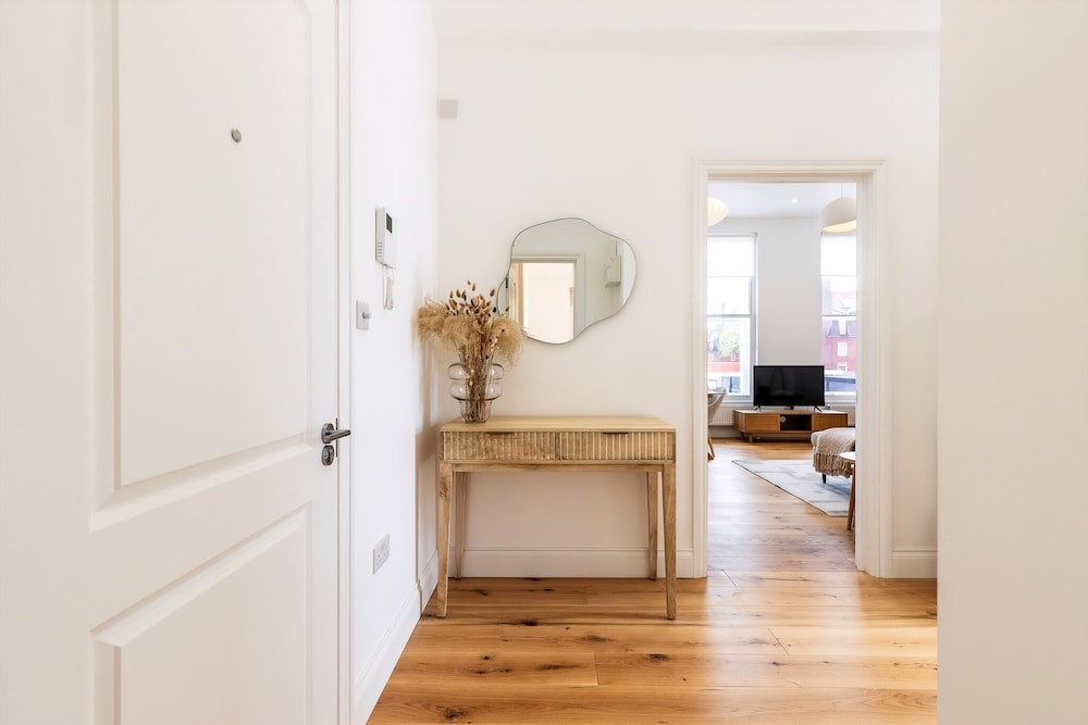 Bright & Elegant Chelsea Getaway: Private Balcony!
