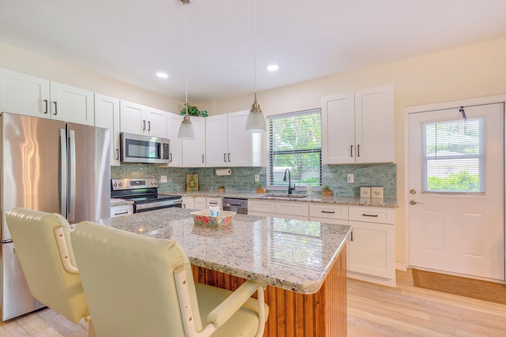 < 1 Mi to Lake Rousseau: Waterfront Home!