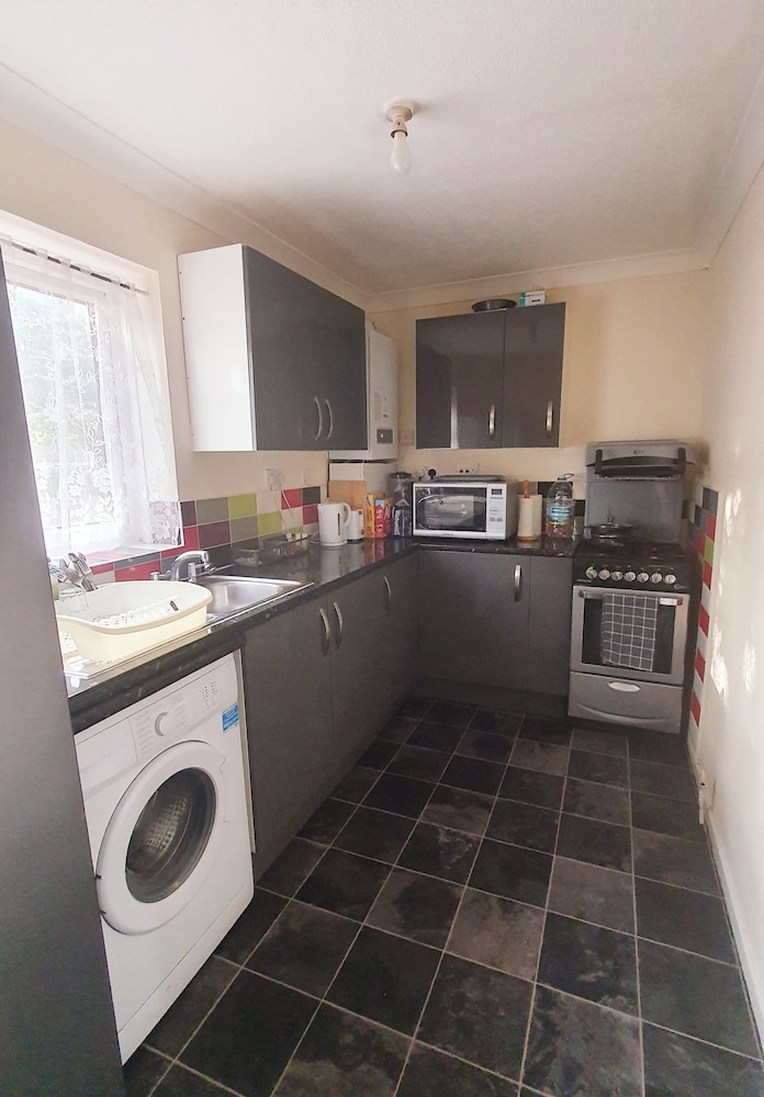 Remarkable 1-bed Flat in Slough, Near Farnham Road view 3
