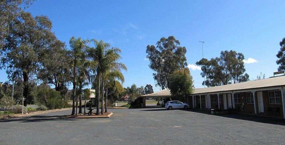 Colonial motor inn