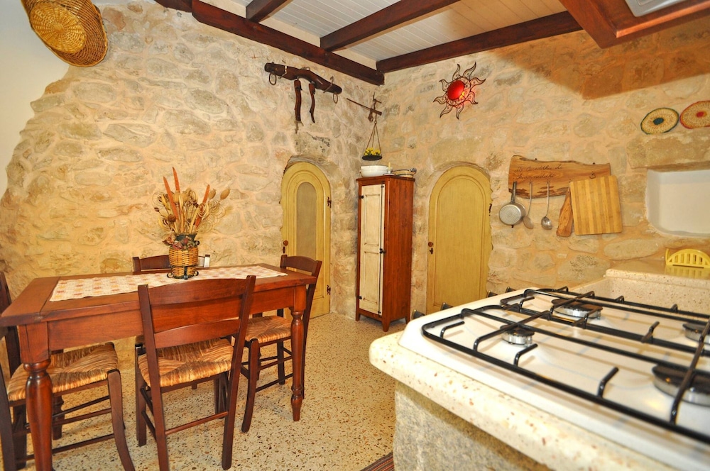 Trullo dei Beneficati a Pochi Metri dal Mare