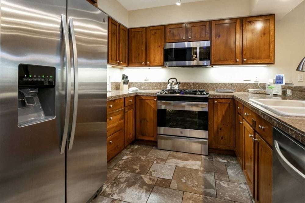 Convenient 2BR Condo in Lionshead Village w/ Pool, hot tub & More!