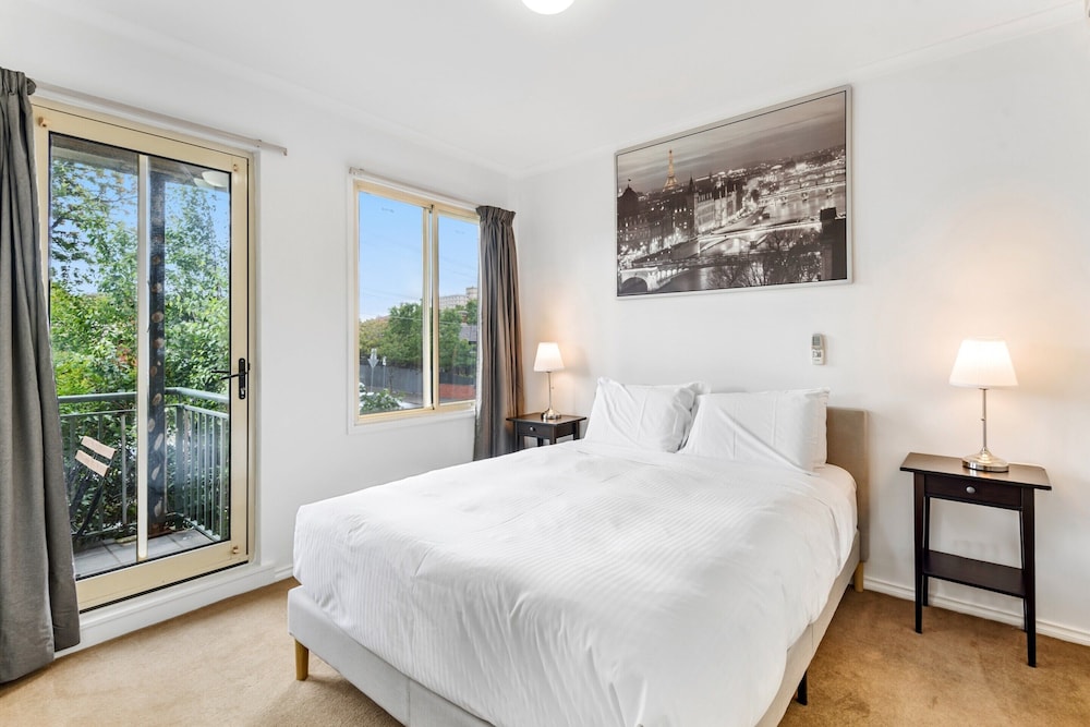 Chic 2-bed Apartment Near Albert Park