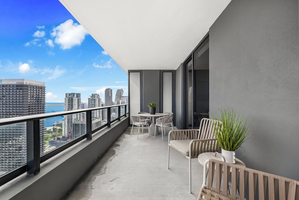 Experience Luxury & Bayfront Views