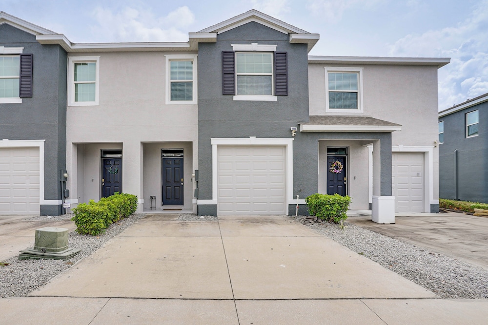Modern Family Townhome w/ Patio in Riverview!
