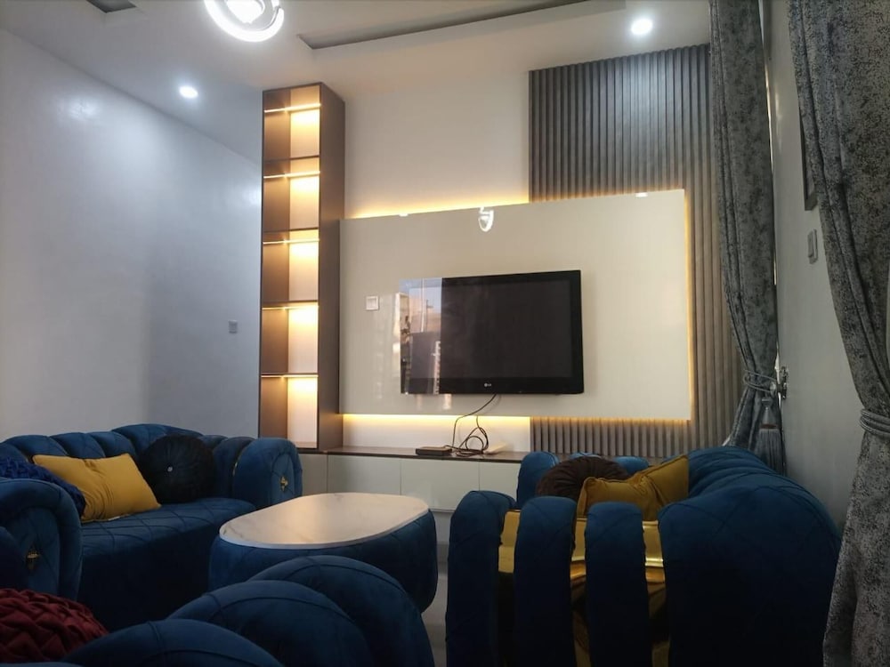 Shimawa-apartment-sleeps2-parking-24/7security
