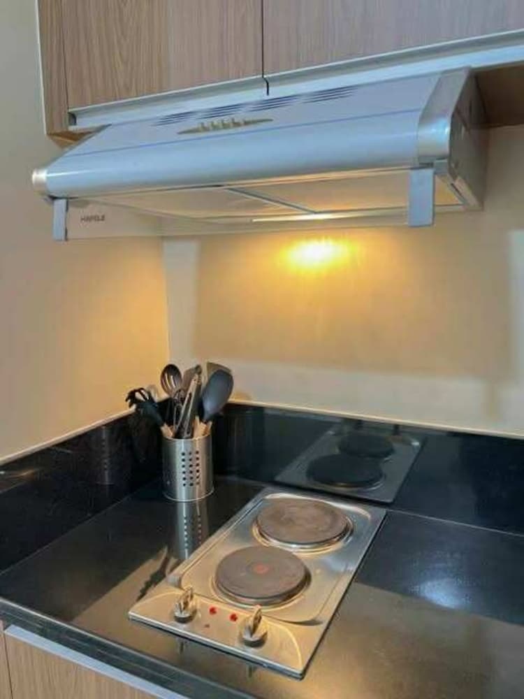 Cozy Pasay Condo with Pool Access