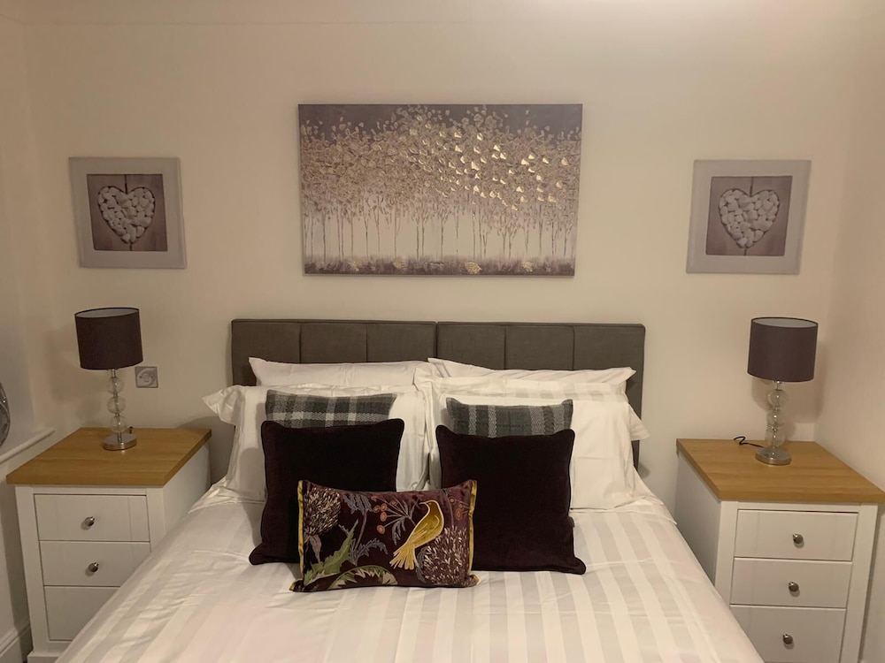 Absolute Stays At The Qube - Families Contractors, Free Wifi view 3