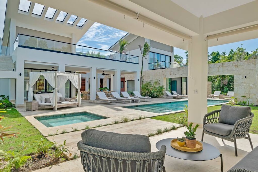 Contemporary 5 BR Luxury Golf Villa w Large Pool