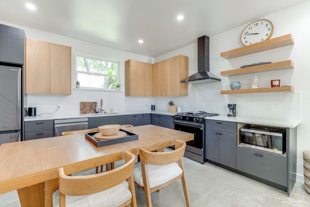 Near Restaurants & Parks: Home 3 Mi to Dtwn Austin