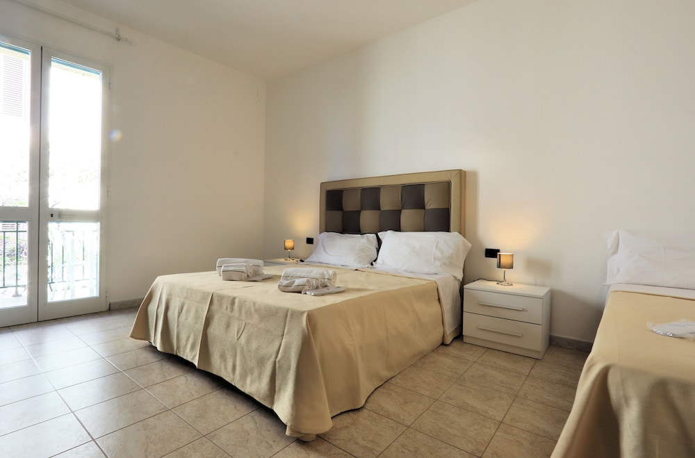Bed and Parking Cecina Rooms view 3