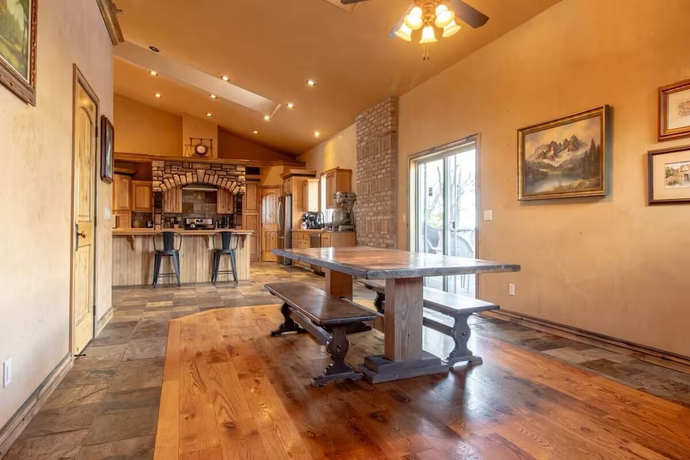 14 Guests 5BR 2BA Game room and Living