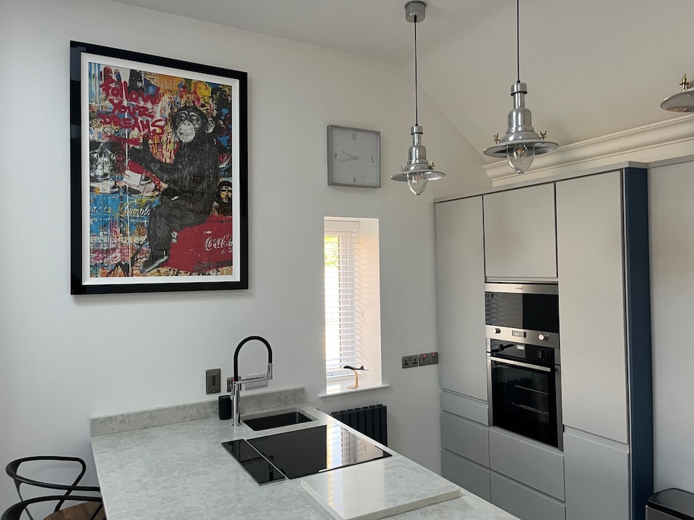 2 Bedrooms - 5 Guests - Fireplace - Near Beach