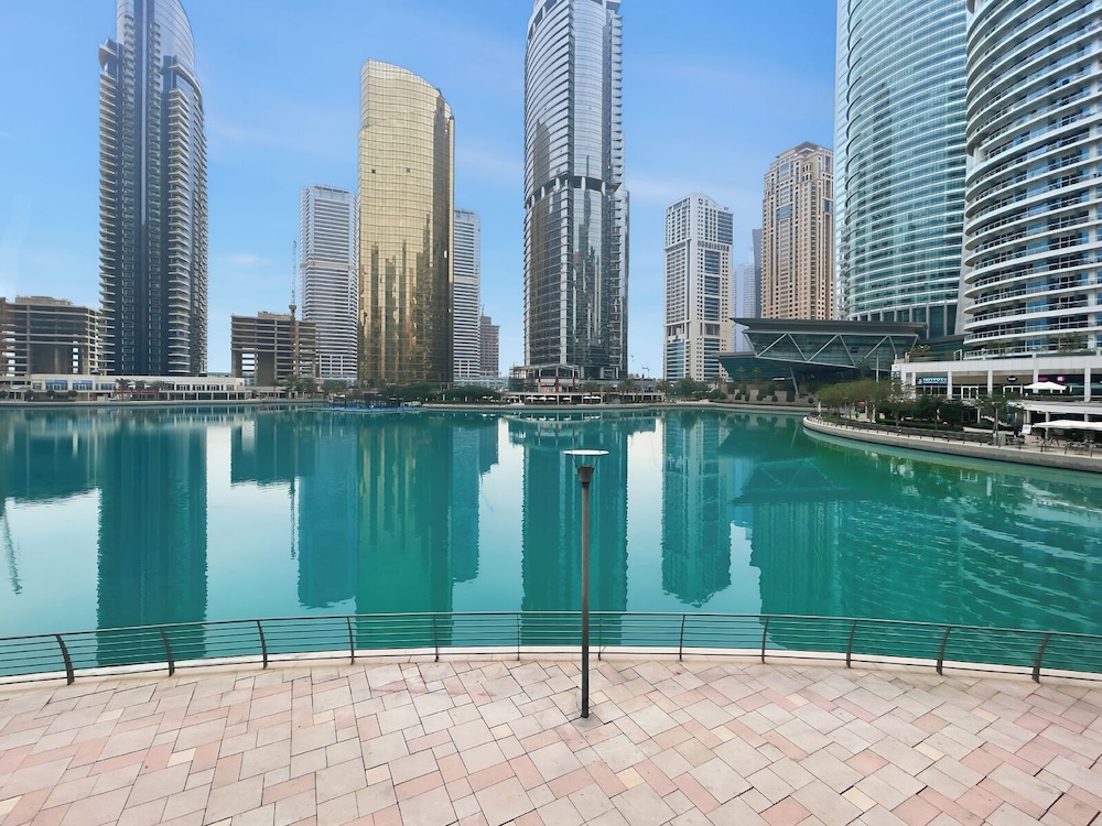 1BR by the Lake Near DMCC Metro Station
