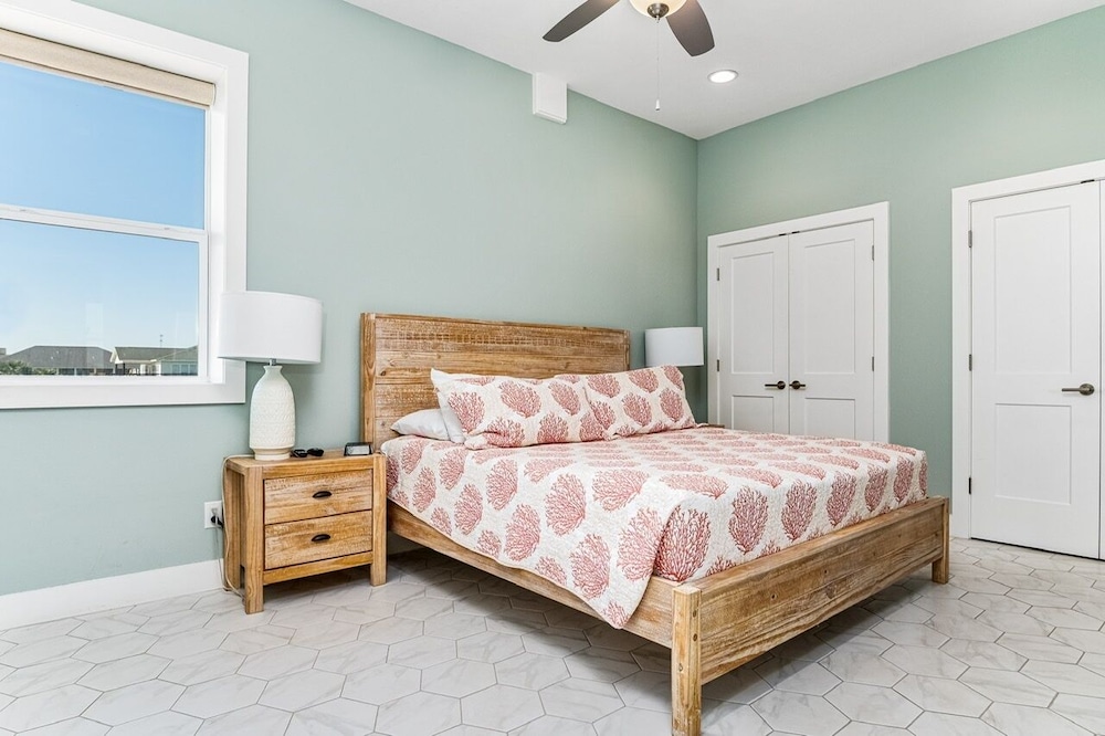 Deja Blue 5 Bedroom Home by RedAwning