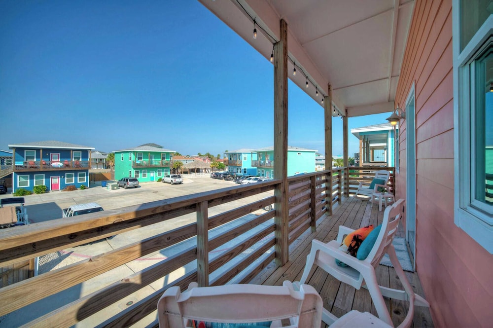 Sleeps 24, 2 Homes Pool, Backyard Tiki Bar, Fire Pit, Cornhole Walk to Beach