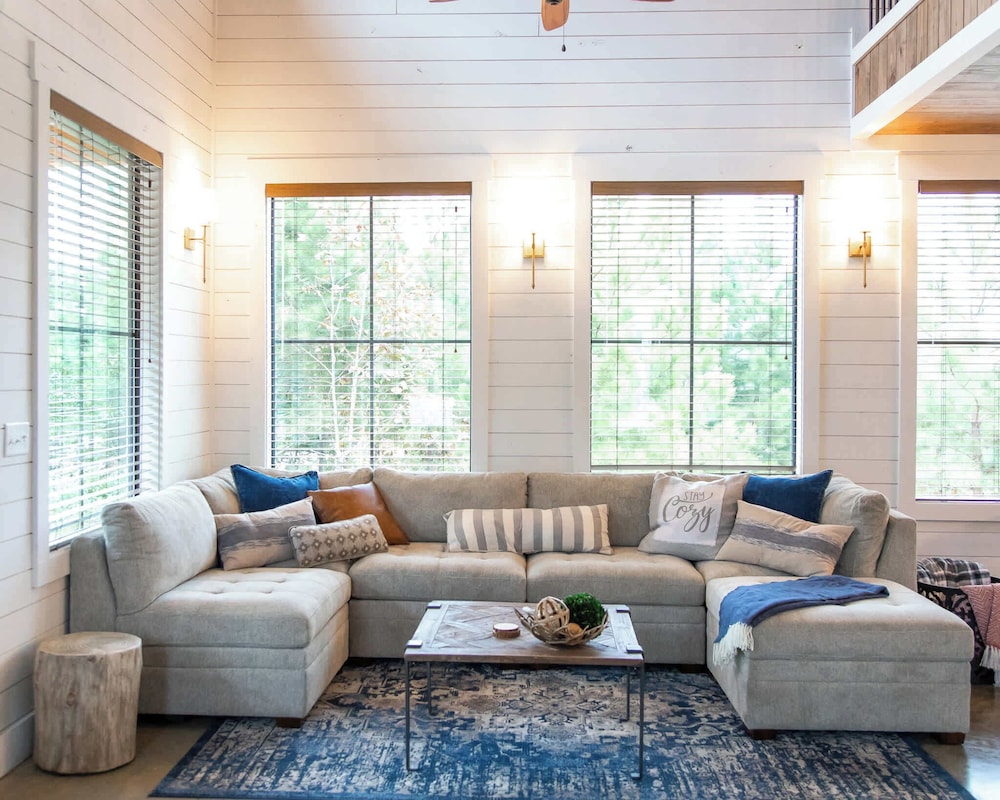 Sugarberry Farm Farmhouse! Firepit, Porch Swing