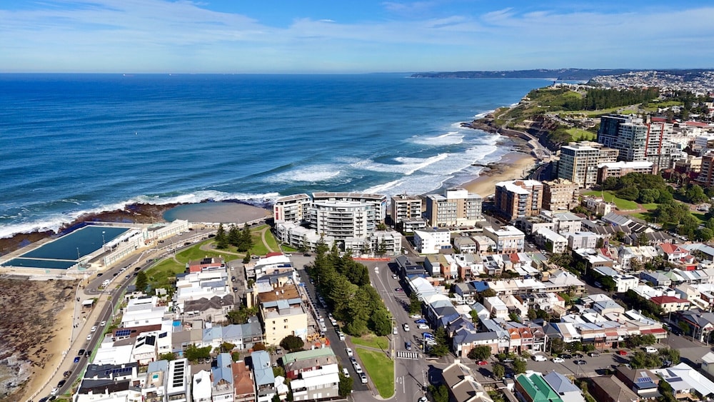 Charming Townhouse Steps From Newcastle Beach