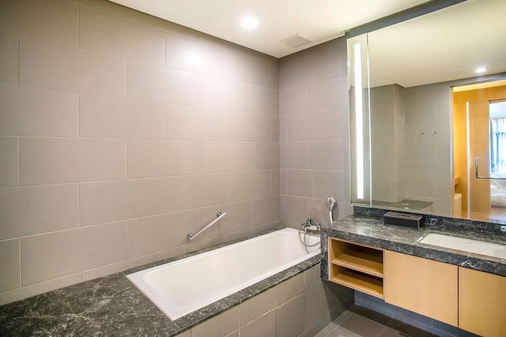 The Platinum Suites by Emily in Town photo 3