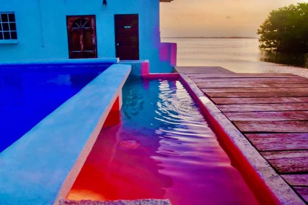 Poolside Seaview Studio With Infinity Pool & Overwater Deck Near Airport, 1st FL