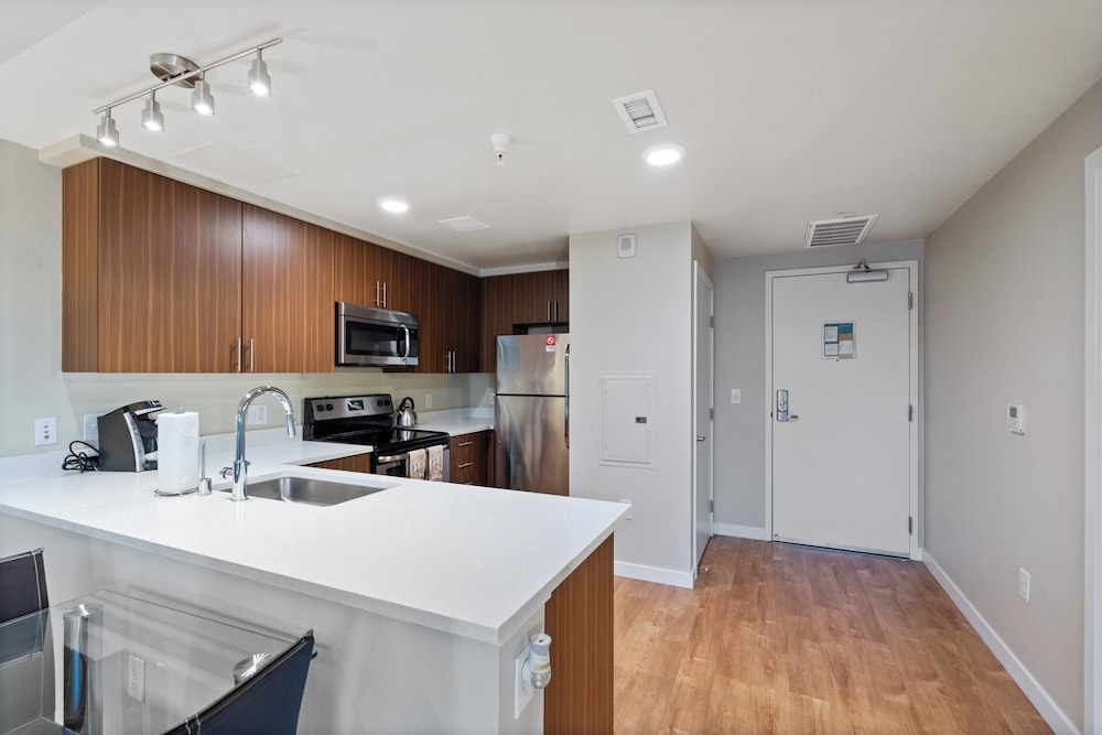 Global Luxury Suites at Woodbury