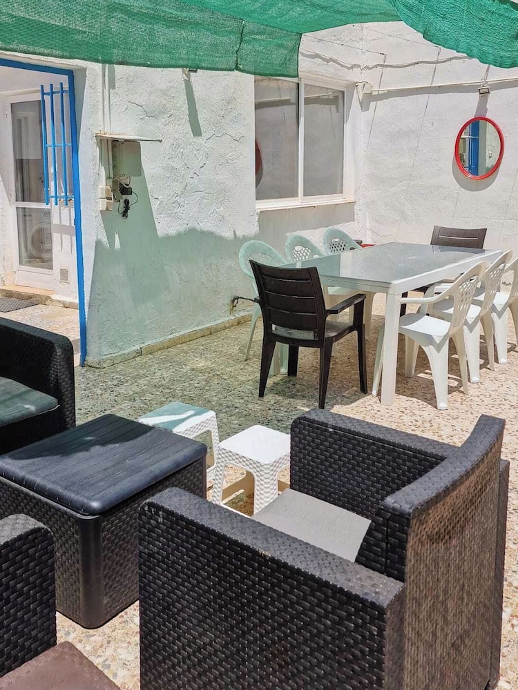 House With Exclusive Pool and Garden 7 min Walk From the Beach and the Center
