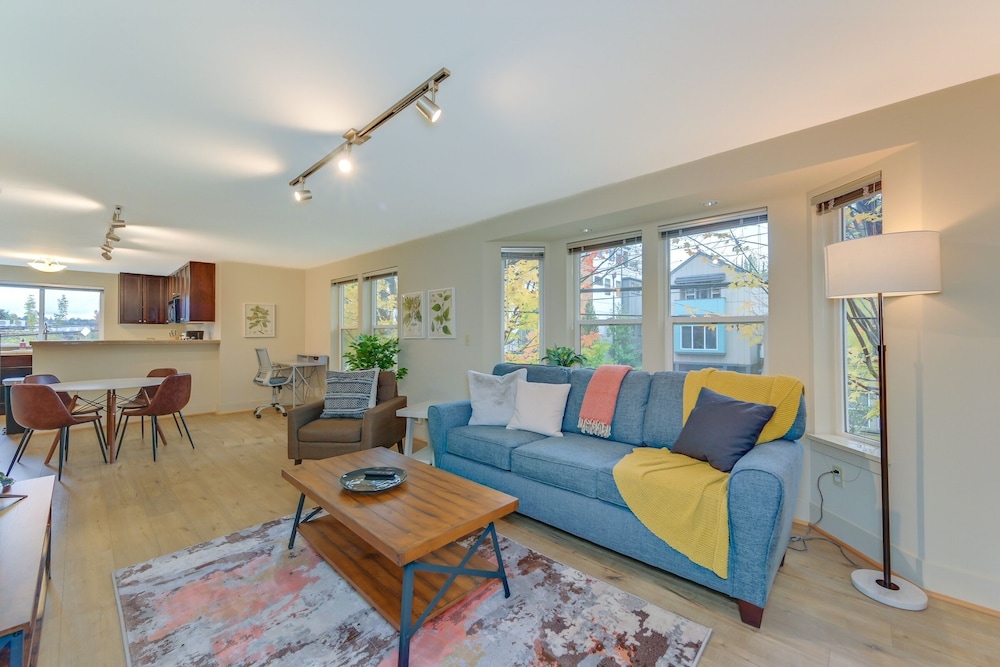 Cozy 2BR Condo with Parking in the Heart of Fremont! 2 Bedroom Condo by RedAwning view 5