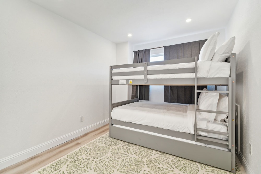 Cozy Home With Hot Tub Family-friendly Yard 5 Bedroom Home