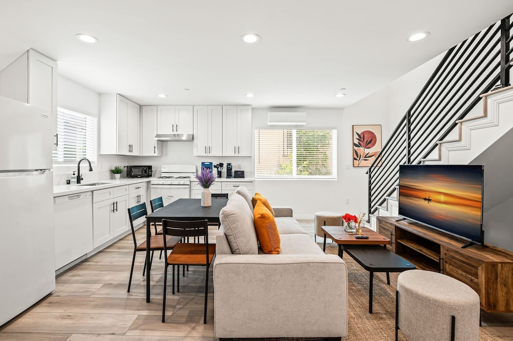 Modern Home Near Pasadena Garage Full Kitchen