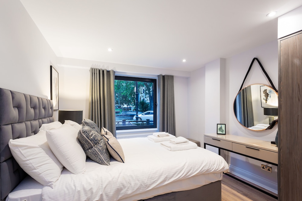 The Carlyle - Elegant Serviced Apartments