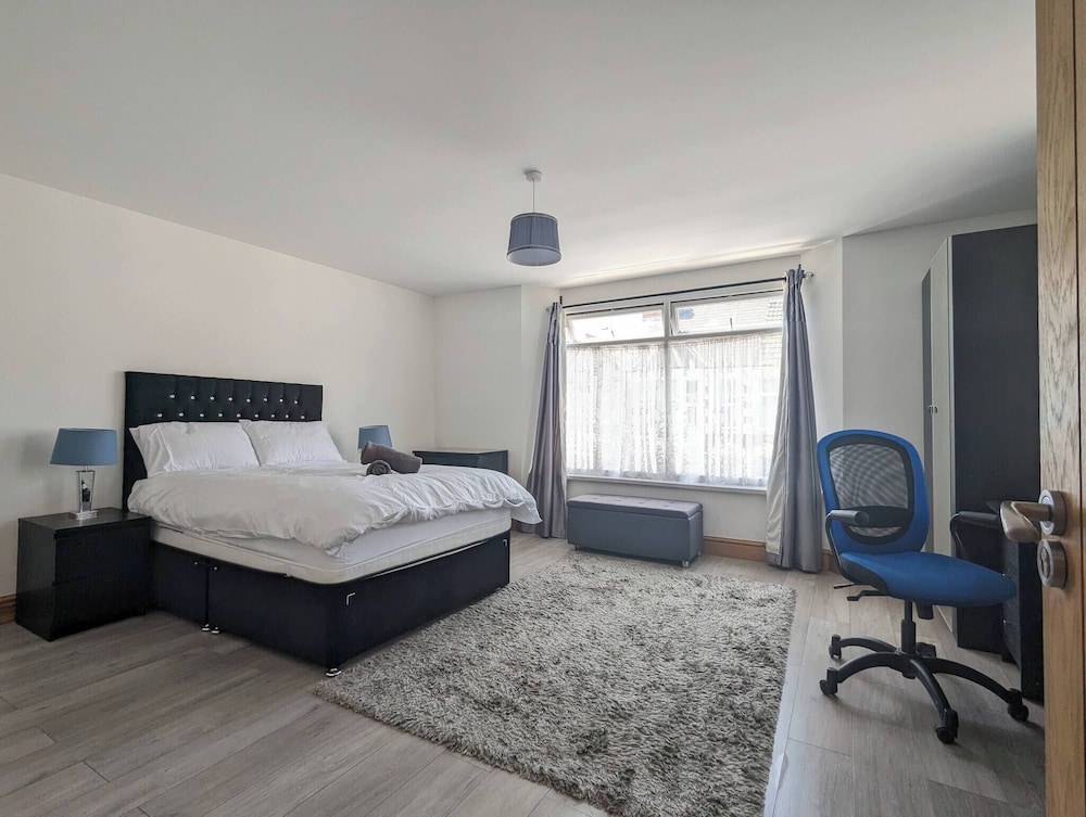 Family-sized Comfort - Walk to Lake & City Centre