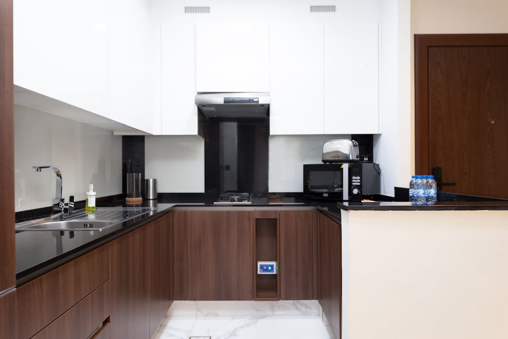 SIMPLY COMFORT Urban Chic Suites in J One Tower City & Canal Views