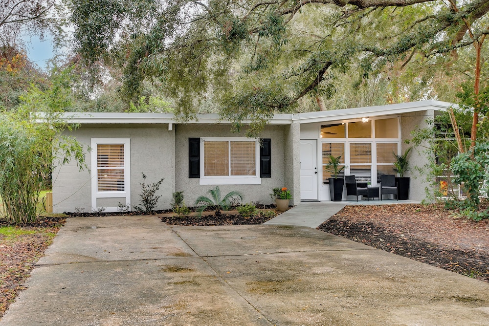 Bright Jekyll Island Home w/ Deck < 1 Mi to Beach