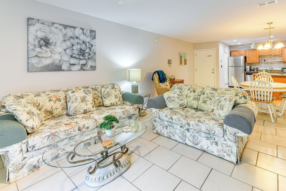 4 Mi to Siesta Key Beach: Condo w/ Pool Access