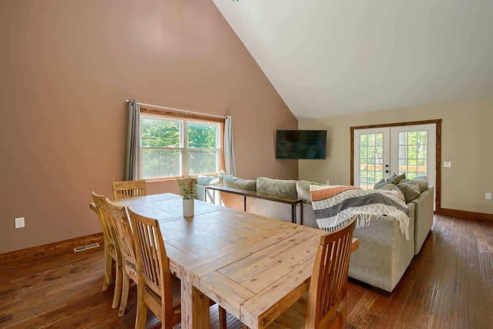 Tranquil Heights Cabin In Hocking Hills- HOT Tub!
