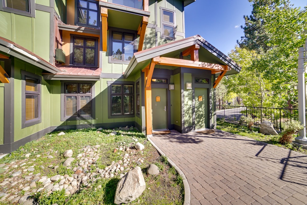 Mammoth Lakes Condo w/ Fireplace: Near Skiing! view 5