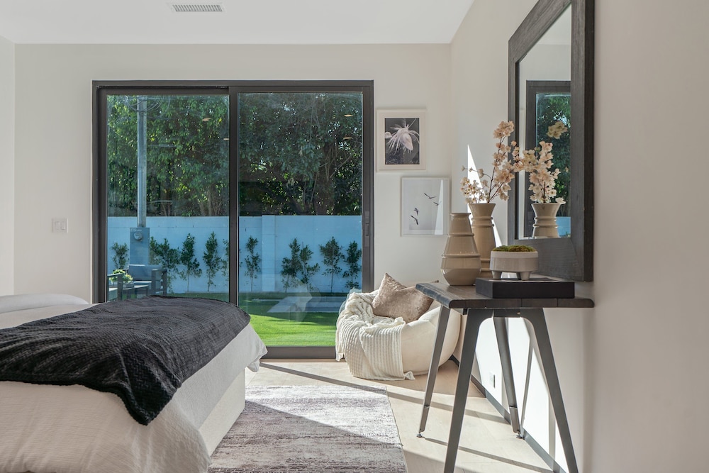 Noble Modern - Urban Sanctuary in Sherman Oaks With Poolside and Patio