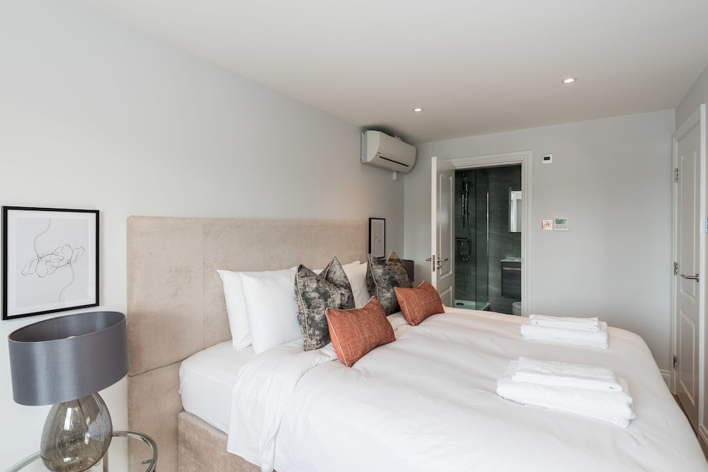 The Carlyle - Elegant Serviced Apartments