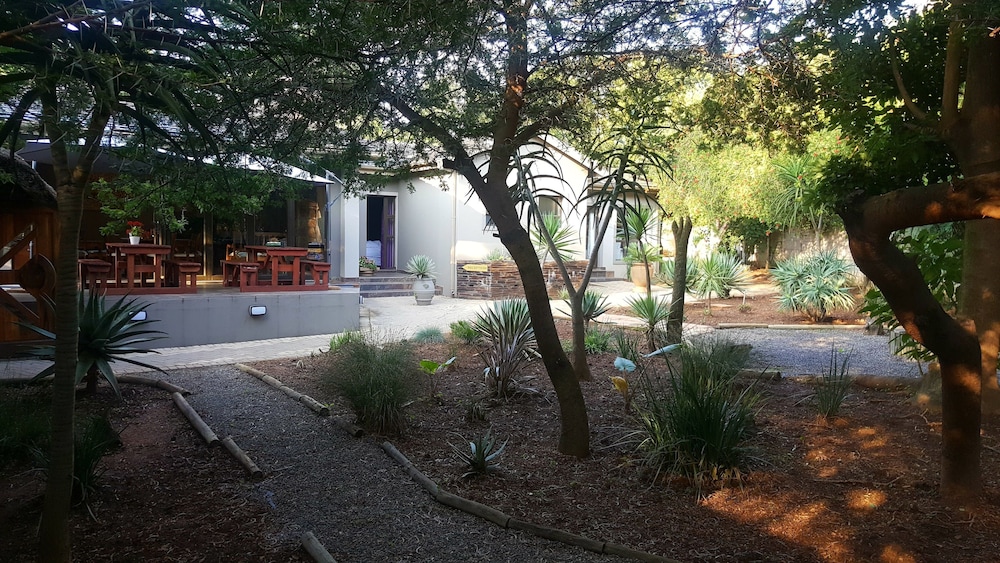 Aerotropolis Guest Lodge