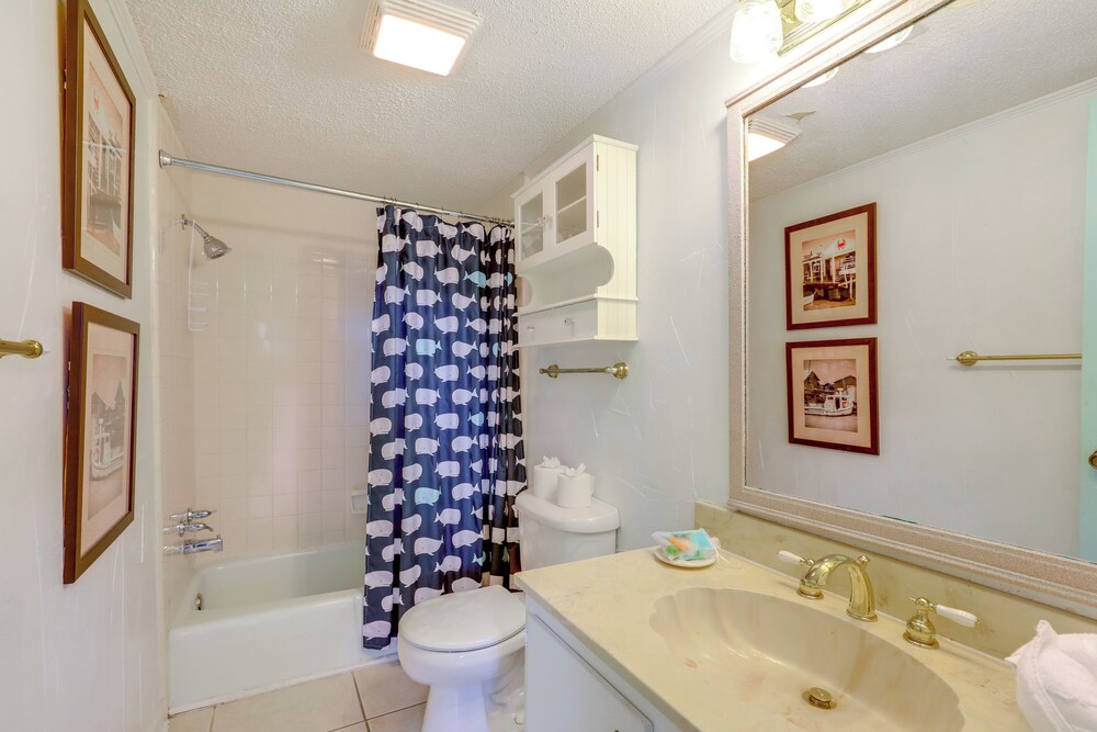 650 Feet to the Beach! Arcadian Shores Townhome