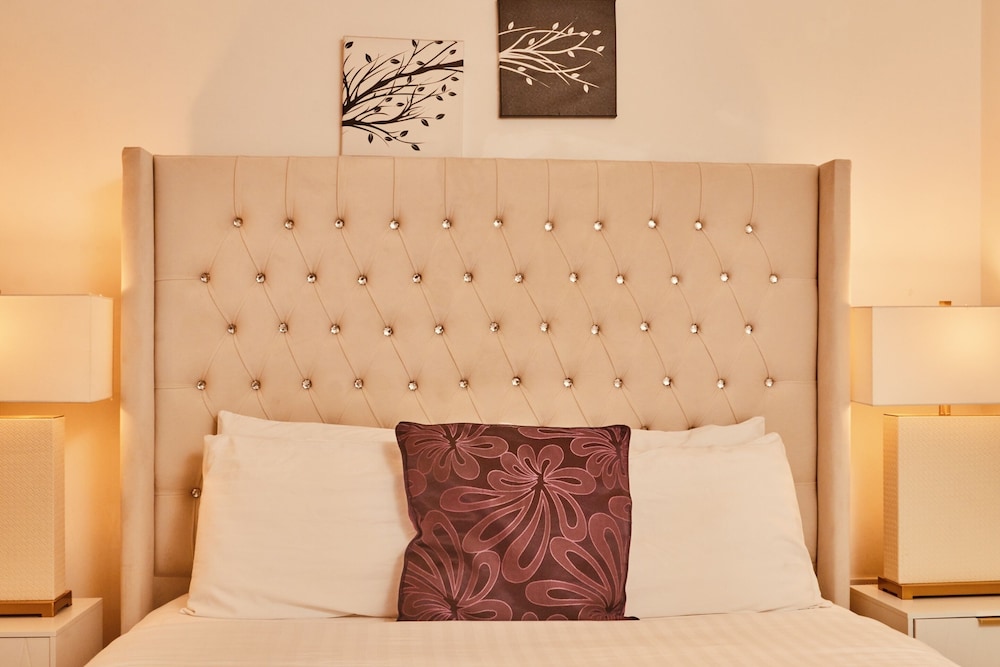 Modern Leeds City Apartment view 4