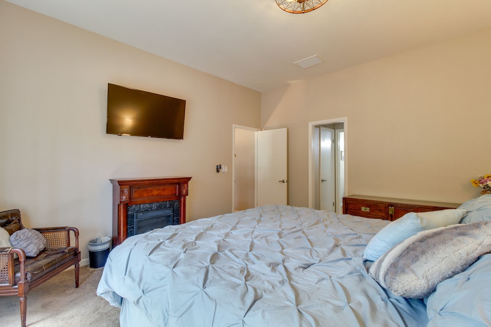 Game Room, Fire Pit, Deck: Remodeled Pinetop Cabin