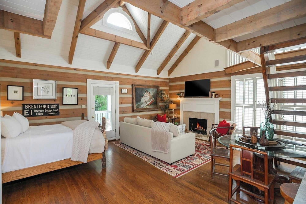 35 Acre Villa w/ Pool, Spa, Wine Cellar & Gym + Near Golf Club La Pearla Ranch by Avantstay