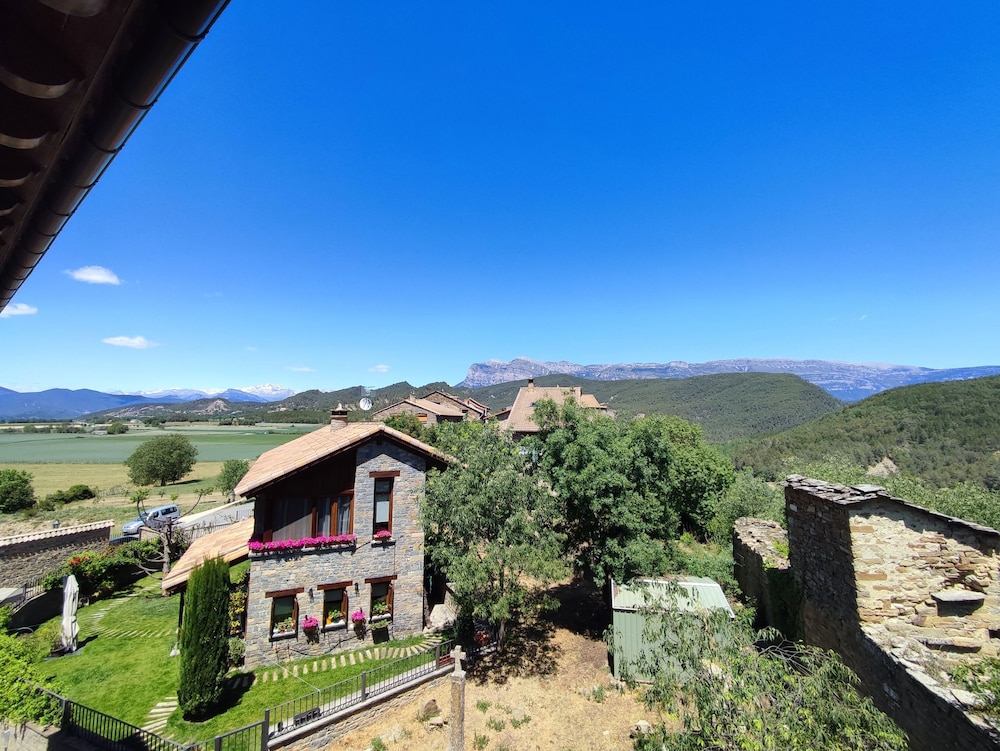 Casas Pirineo Aínsa: Historic Palace & Garden